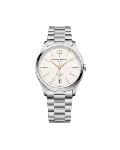 Baume & Mercier Clifton er en dressklokke til herre på 39 mm med Baumatic-verk, hvit tallskive og kasse og lenke i stål. 50 meter vanntett.
