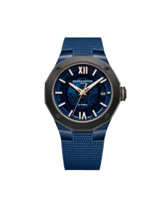Baume & Mercier Riviera er en herreklokke på 42 mm med blå skive, blå gummirem og blå kasse. 120 timer gangreserve.