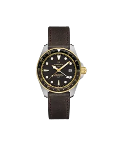 Certina DS Action GMT Powermatic 80 herreklokke med sort skive, skinnrem og GMT-funksjon.