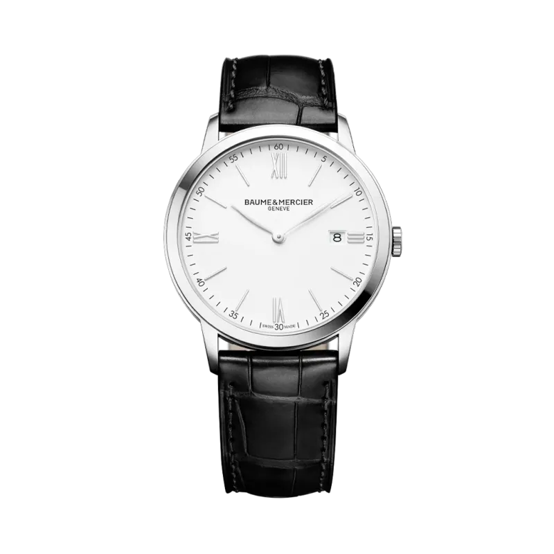 Baume & Mercier Classima er en klassisk dressklokke til herre med diameter på 40 mm og quartzverk. Hvit skive og sort skinnrem. 50 meter vanntett. Baume & Mercier Classima er en klassisk dressklokke til herre med diameter på 40 mm og quartzverk. Hvit skive og sort skinnrem. 50 meter vanntett.