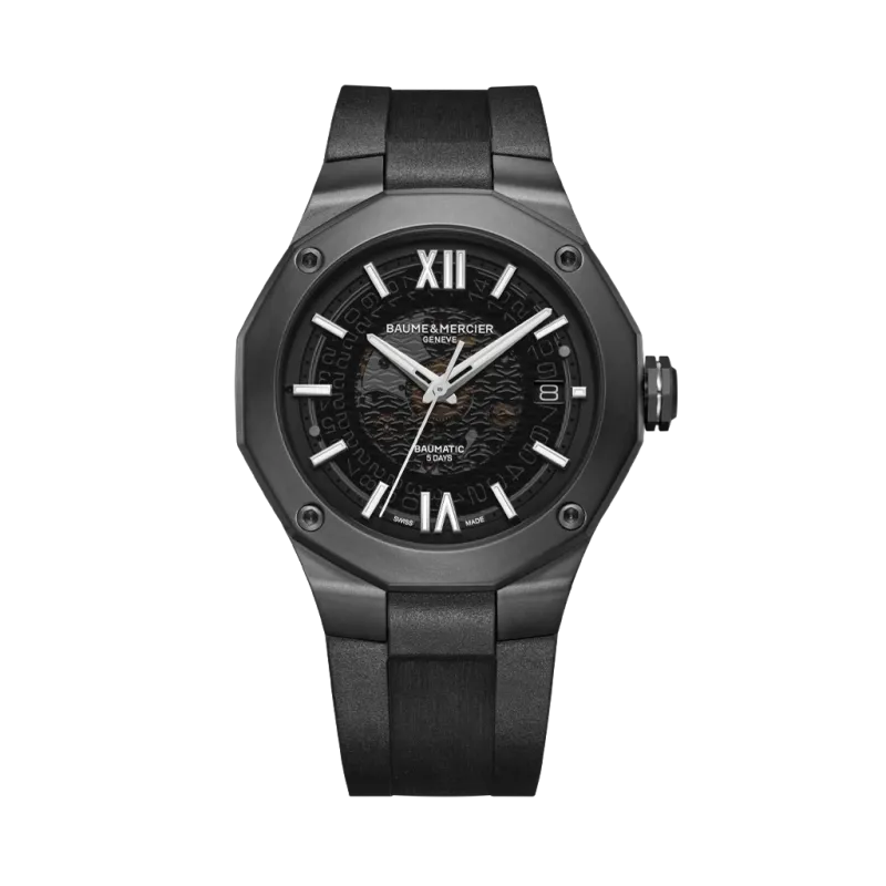 Baume & Mercier Riviera er en sporty klokke til herre i helsort på 42 mm med automatisk verk. Baume & Mercier Riviera er en sporty klokke til herre i helsort på 42 mm med automatisk verk.