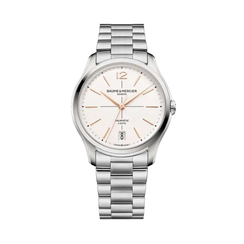 Baume & Mercier Clifton er en dressklokke til herre på 39 mm med Baumatic-verk, hvit tallskive og kasse og lenke i stål. 50 meter vanntett. Baume & Mercier Clifton er en dressklokke til herre på 39 mm med Baumatic-verk, hvit tallskive og kasse og lenke i stål. 50 meter vanntett.