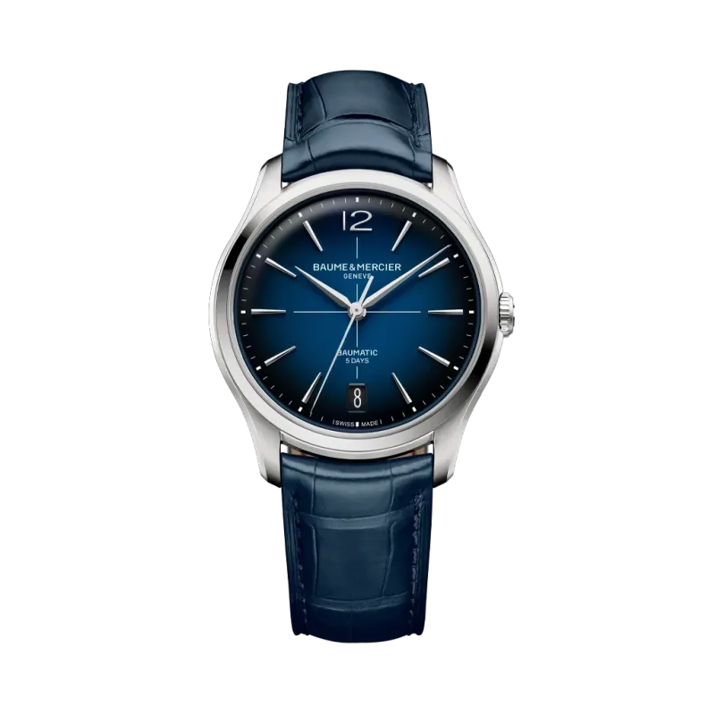 Baume & Mercier Clifton dressklokke til herre med automatisk verk med 120 timer gangreserve, blå skrive og blå alligatorrem. Baume & Mercier Clifton dressklokke til herre med automatisk verk med 120 timer gangreserve, blå skrive og blå alligatorrem.