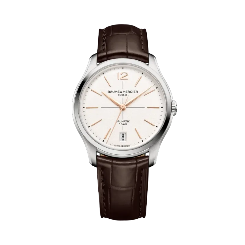 Baume & Mercier Clifton dressklokke til herre med diameter på 39 mm med automatisk verk med 120 timer gangreserve. Baume & Mercier Clifton dressklokke til herre med diameter på 39 mm med automatisk verk med 120 timer gangreserve.