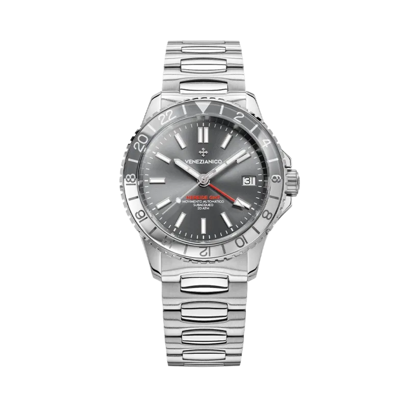 Venezianico Nereide GMT 39 3521501C er en herreklokke med GMT-funksjon, grå skive og kasse og lenke i stål Venezianico Nereide GMT 39 3521501C er en herreklokke med GMT-funksjon, grå skive og kasse og lenke i stål