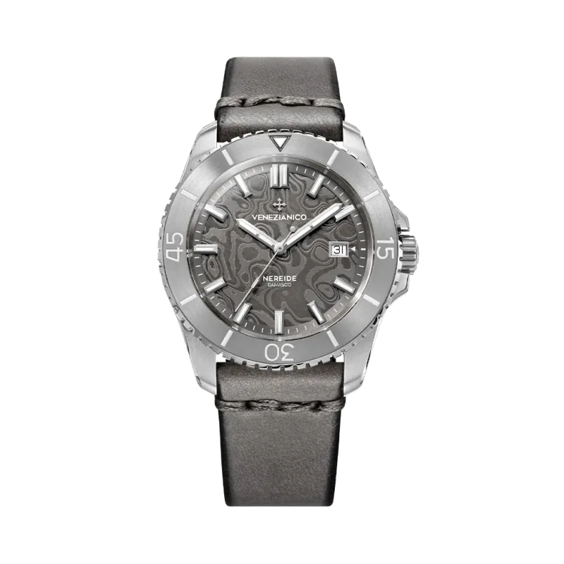 Venezianico Nereide Damasco 4521565 herreklokke på 42 mm med automatisk verk, skive av damaskusstål og skinnrem. Venezianico Nereide Damasco 4521565 herreklokke på 42 mm med automatisk verk, skive av damaskusstål og skinnrem.