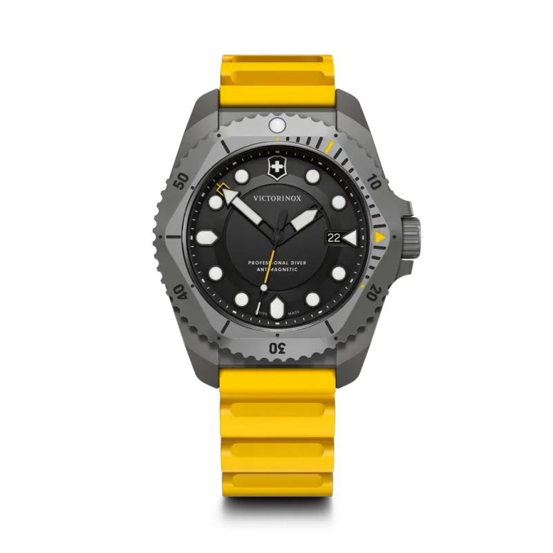 Victorinox Dive Pro Quartz dykkerur til herre med quartzverk på 43 mm. Sort skive, kasse i titan og gul gummirem. 300 meter vanntett. Victorinox Dive Pro Quartz dykkerur til herre med quartzverk på 43 mm. Sort skive, kasse i titan og gul gummirem. 300 meter vanntett.