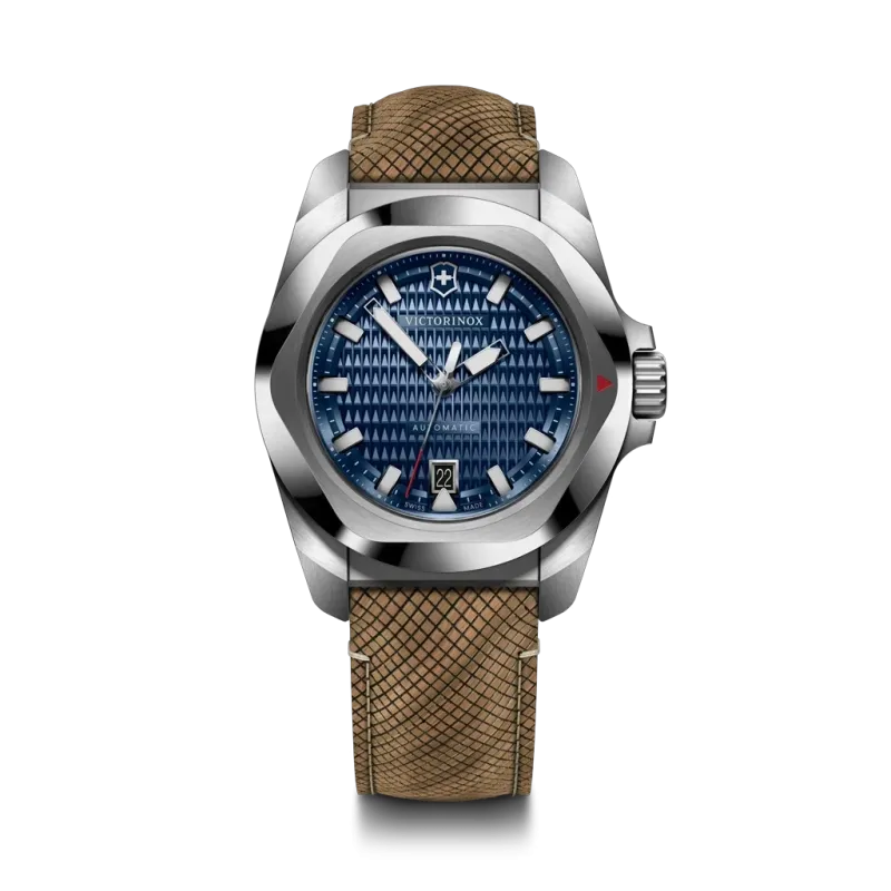 Victorinox I.N.O.X. Automatic herreklokke på 41 mm med blå skive, brun trerem + en ekstra blå gummirem. 200 meter vanntett. Victorinox I.N.O.X. Automatic herreklokke på 41 mm med blå skive, brun trerem + en ekstra blå gummirem. 200 meter vanntett.