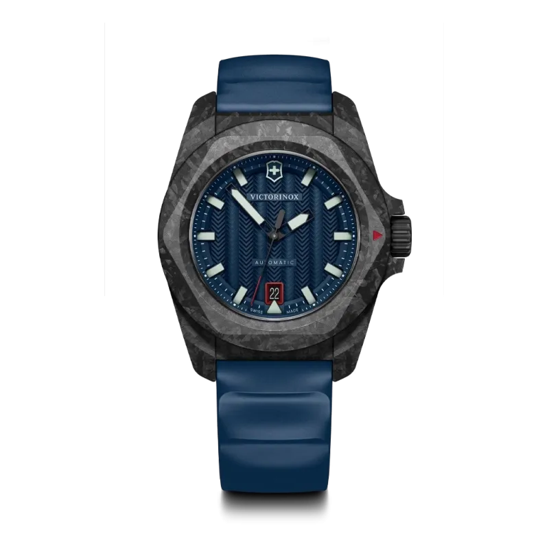 Victorinox I.N.O.X. Automatic herreklokke med blå skive, blå gummirem og en kasse i karbon med gjennomsiktig baklokk i titan. 200 meter vanntett. Victorinox I.N.O.X. Automatic herreklokke med blå skive, blå gummirem og en kasse i karbon med gjennomsiktig baklokk i titan. 200 meter vanntett.