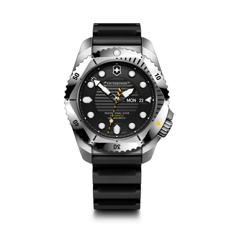 Victorinox Dive Pro Automatic herreklokke på 43 mm med kasse i stål, sort gummirem og sort tallskive. 300 meter vanntett. Victorinox Dive Pro Automatic herreklokke på 43 mm med kasse i stål, sort gummirem og sort tallskive. 300 meter vanntett.