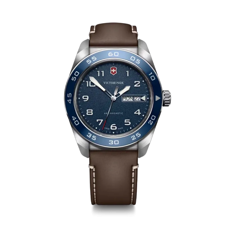 Victorinox Swiss Army Quartz herreklokke på 42 mm med quartzverk, blå skive og skinnrem. 100 meter vanntett. Victorinox Swiss Army Quartz herreklokke på 42 mm med quartzverk, blå skive og skinnrem. 100 meter vanntett.