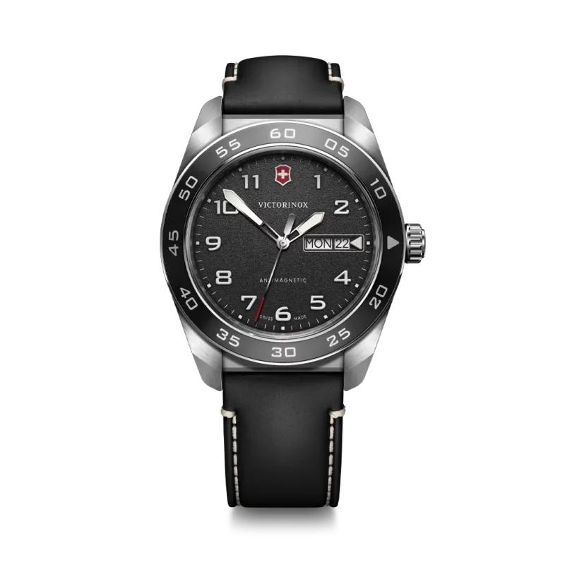 Victorinox Swiss Army Quartz pent herreur på 42 mm med quartzverk, sort tallskive og sort skinnrem. 100 meter vanntett. Victorinox Swiss Army Quartz pent herreur på 42 mm med quartzverk, sort tallskive og sort skinnrem. 100 meter vanntett.