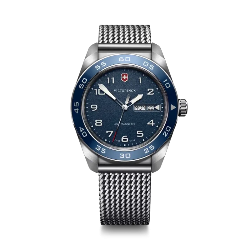 Victorinox Swiss Army Quartz pen herreklokke med blå skive og kasse og meshlenke i stål. 100 meter vanntett. Victorinox Swiss Army Quartz pen herreklokke med blå skive og kasse og meshlenke i stål. 100 meter vanntett.