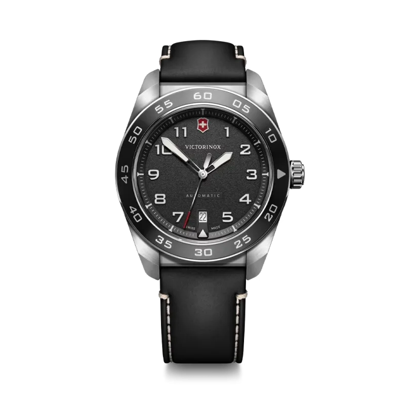 Victorinox Swiss Army Automatic herreklokke med sort skive, kasse i stål og sort skinnrem. 100 meter vanntett. Victorinox Swiss Army Automatic herreklokke med sort skive, kasse i stål og sort skinnrem. 100 meter vanntett.
