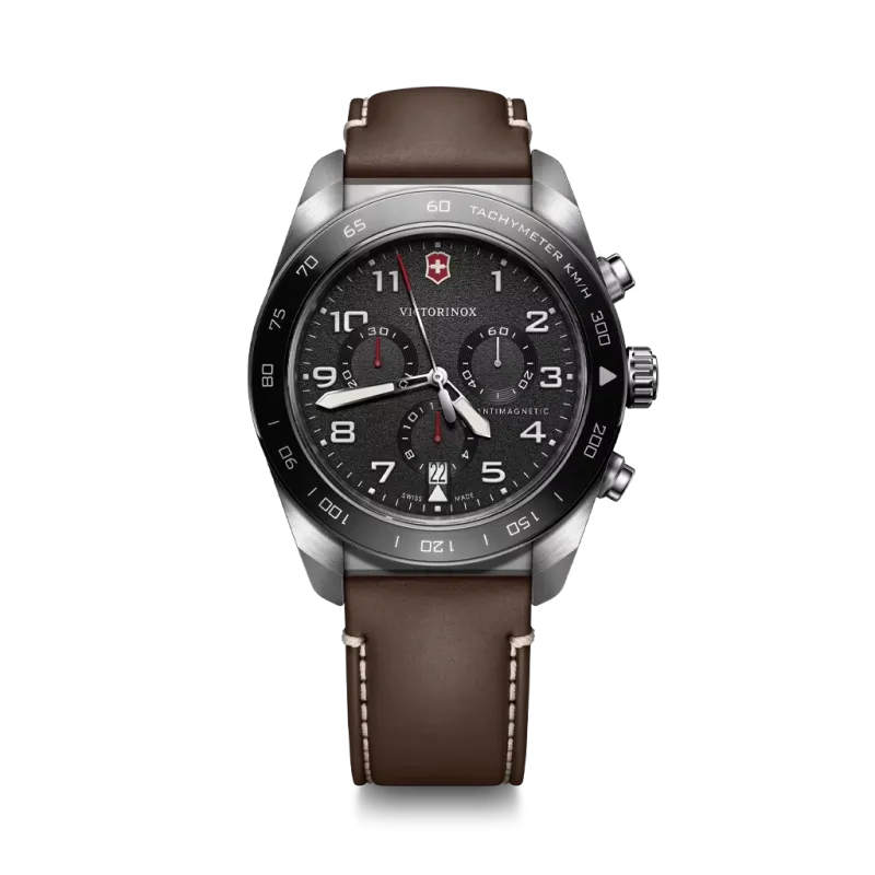 Victorinox Swiss Army Chronograph herreklokke meed quartzverk, sort skive med kronografer og brun skinnrem. Victorinox Swiss Army Chronograph herreklokke meed quartzverk, sort skive med kronografer og brun skinnrem.