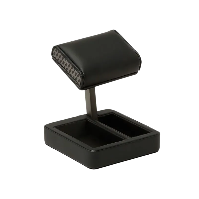WOLF Axis Travel Watch Stand 485303 i sort med plass til en klokke. Kommer i praktisk reiseveske. WOLF Axis Travel Watch Stand 485303 i sort med plass til en klokke. Kommer i praktisk reiseveske.