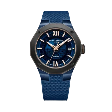 Baume & Mercier Riviera er en herreklokke på 42 mm med blå skive, blå gummirem og blå kasse. 120 timer gangreserve.