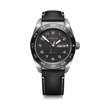 Victorinox Swiss Army Quartz pent herreur på 42 mm med quartzverk, sort tallskive og sort skinnrem. 100 meter vanntett.